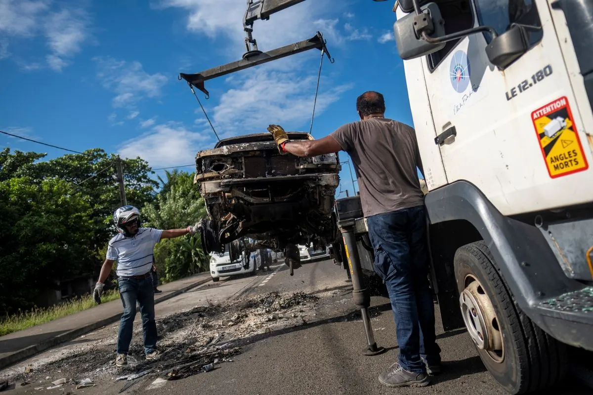 martinique--nettoyage-post-manifestations-a-fort-de-france