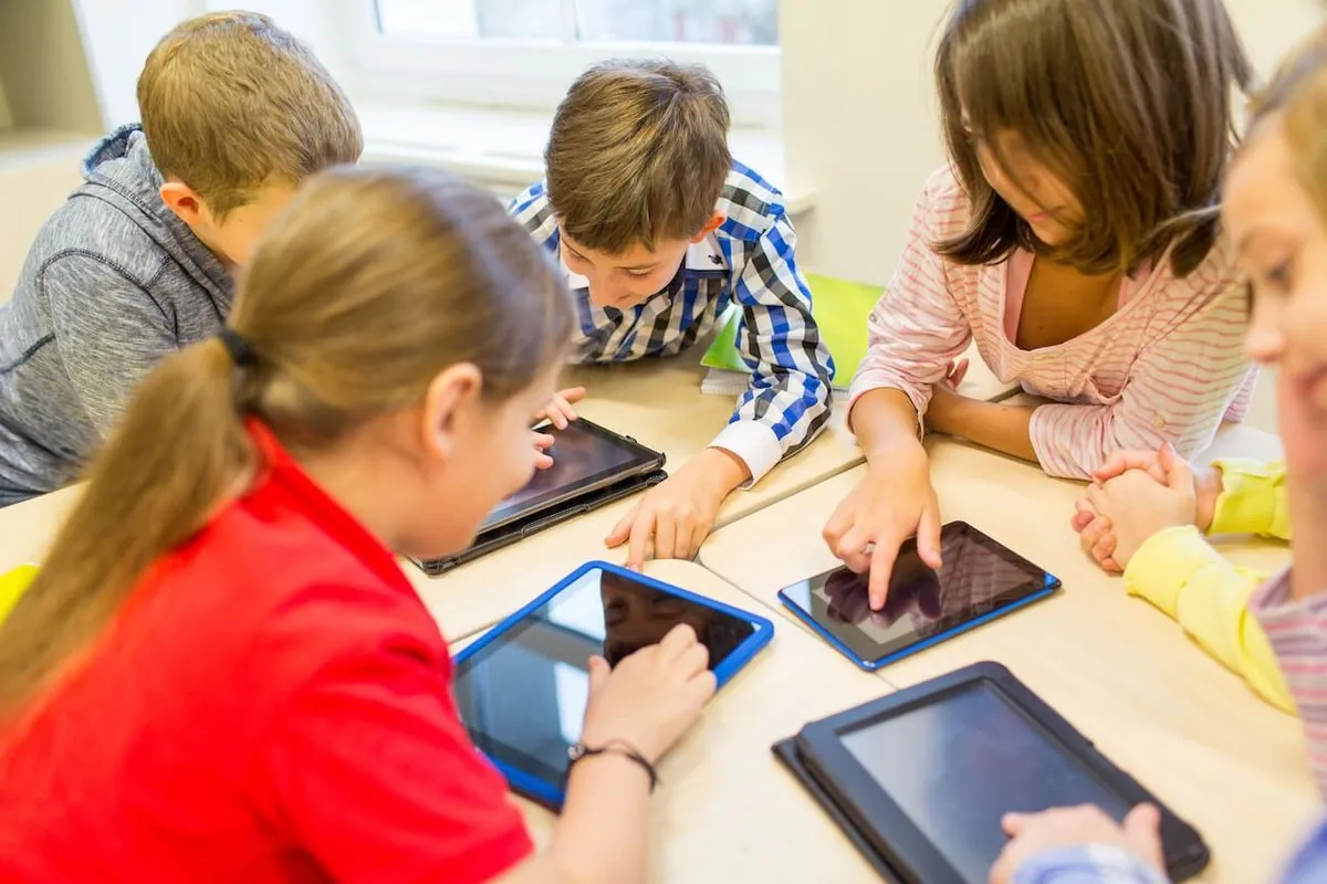 Écrans à l'école : entre modernisation et risques pour la santé des élèves