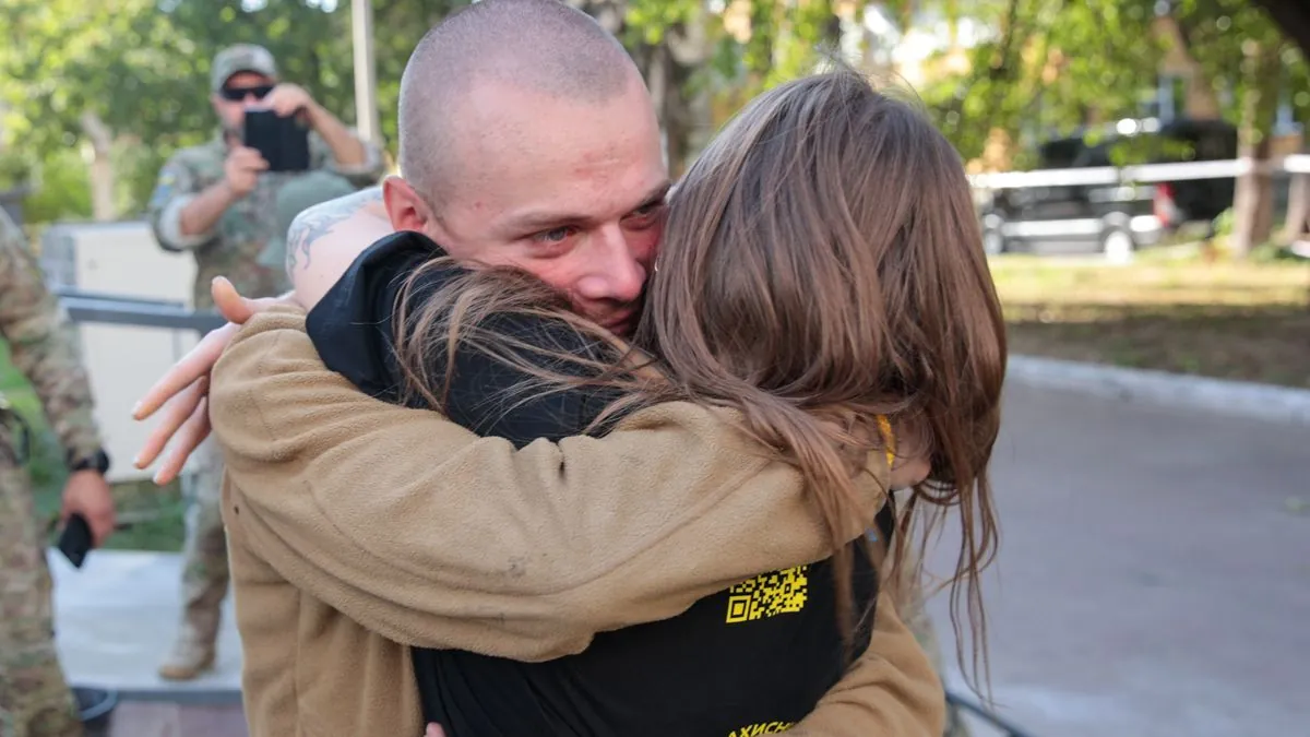 Libéré des geôles russes, un soldat ukrainien retrouve sa voix et raconte