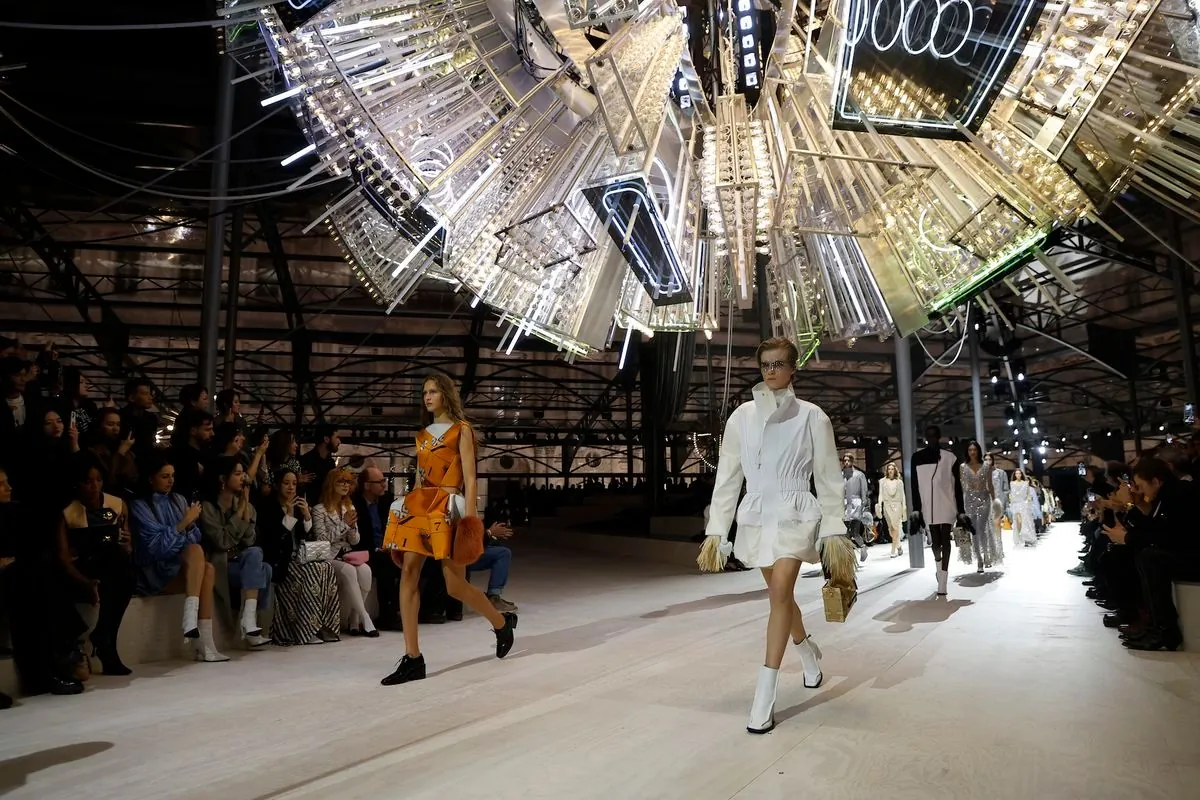 paris-rayonne-a-la-fashion-week-malgre-les-defis-de-lindustrie-du-luxe