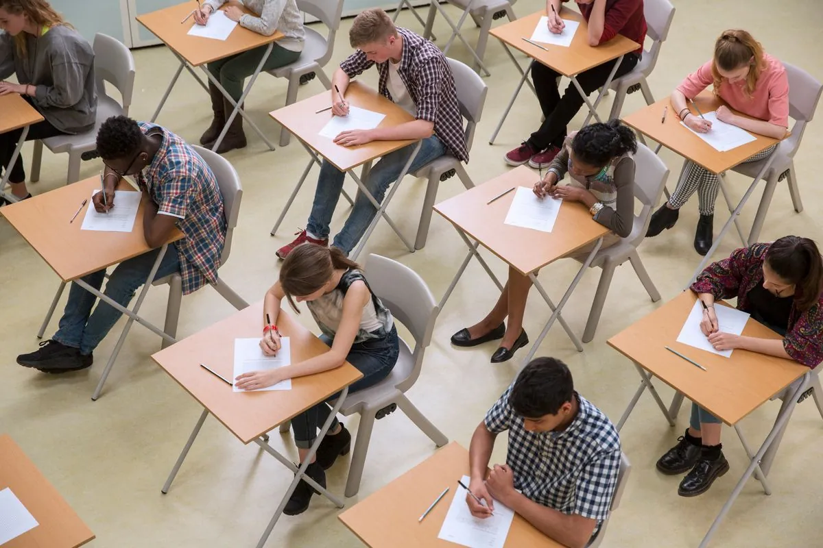 Évaluations massives dans l'éducation française : débat et enjeux