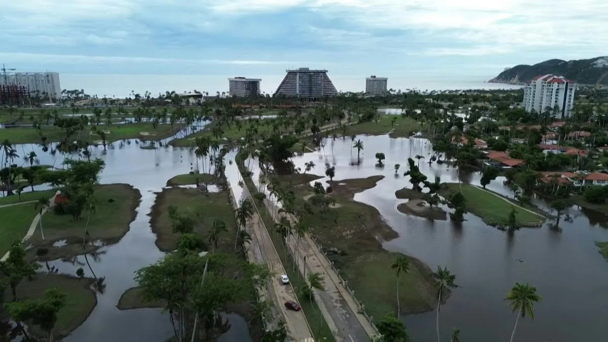 ouragan-john-au-mexique--16-morts-et-acapulco-sous-les-eaux