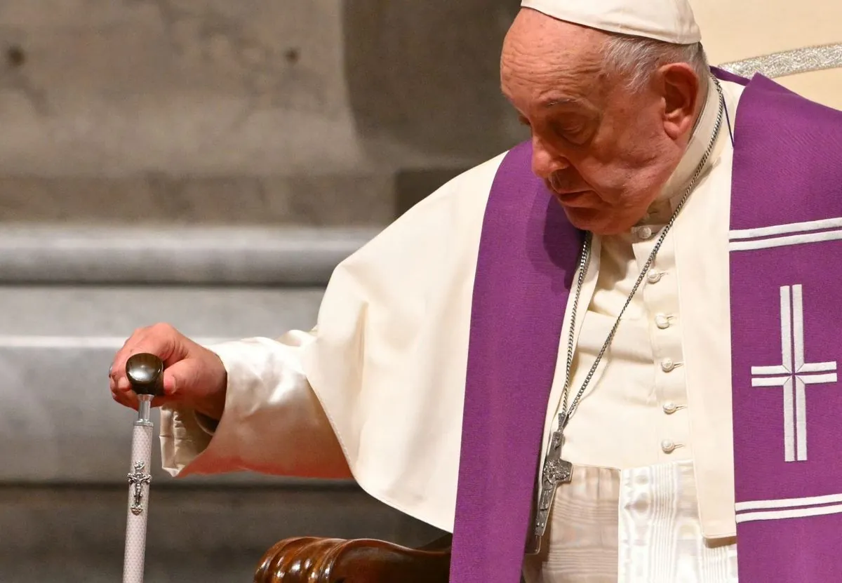 le-pape-francois-dirige-une-ceremonie-de-penitence-a-la-veille-du-synode-crucial