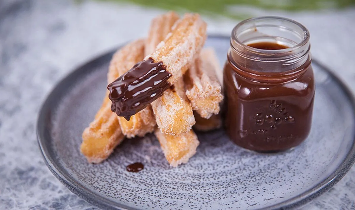 Les churros réinventés : de la fête foraine à la haute gastronomie