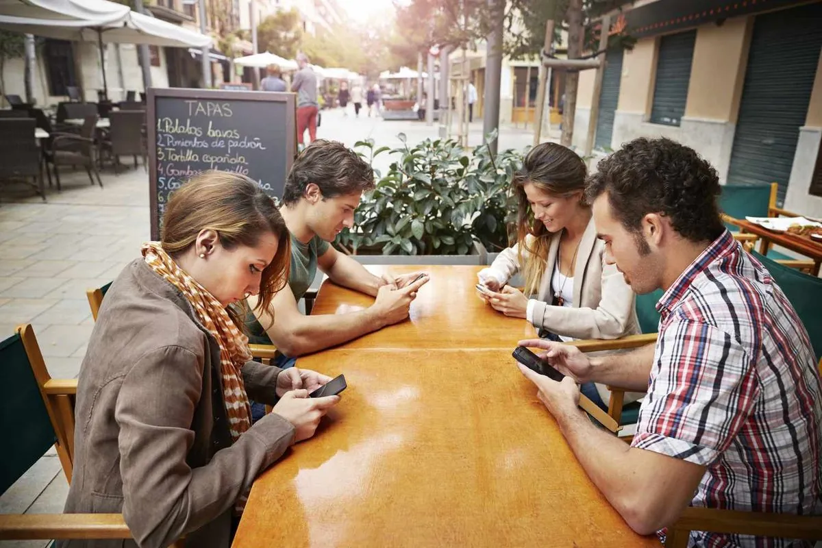 Le "déjeuner-smartphone" : nouvelle norme sociale au travail ?