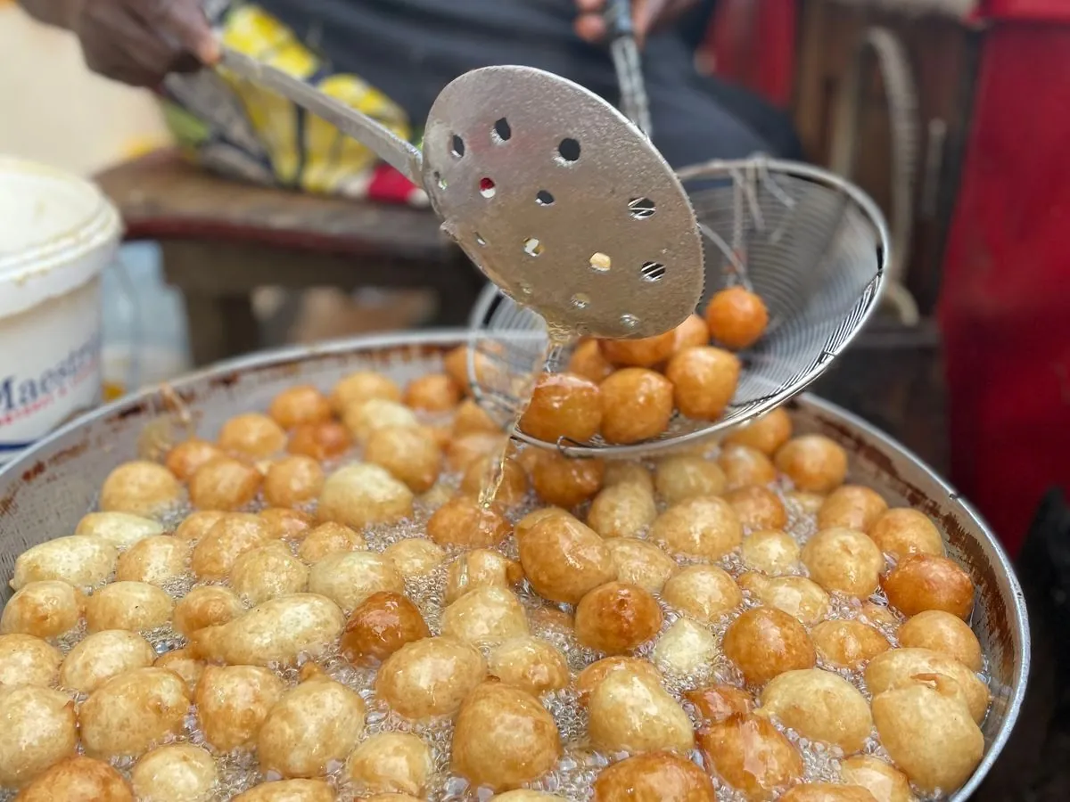 La street food à Dakar : un phénomène culinaire en pleine expansion