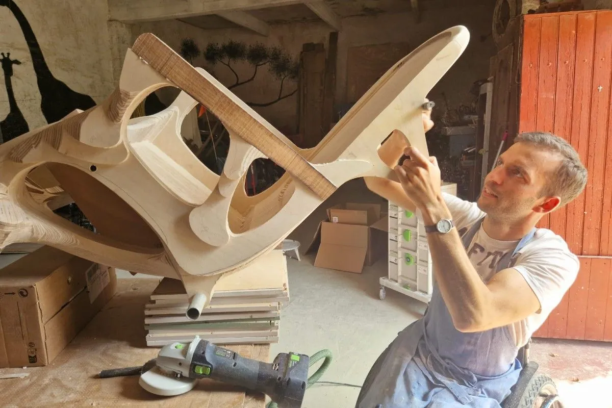 Innovation et design : le fauteuil roulant en bois qui change les regards