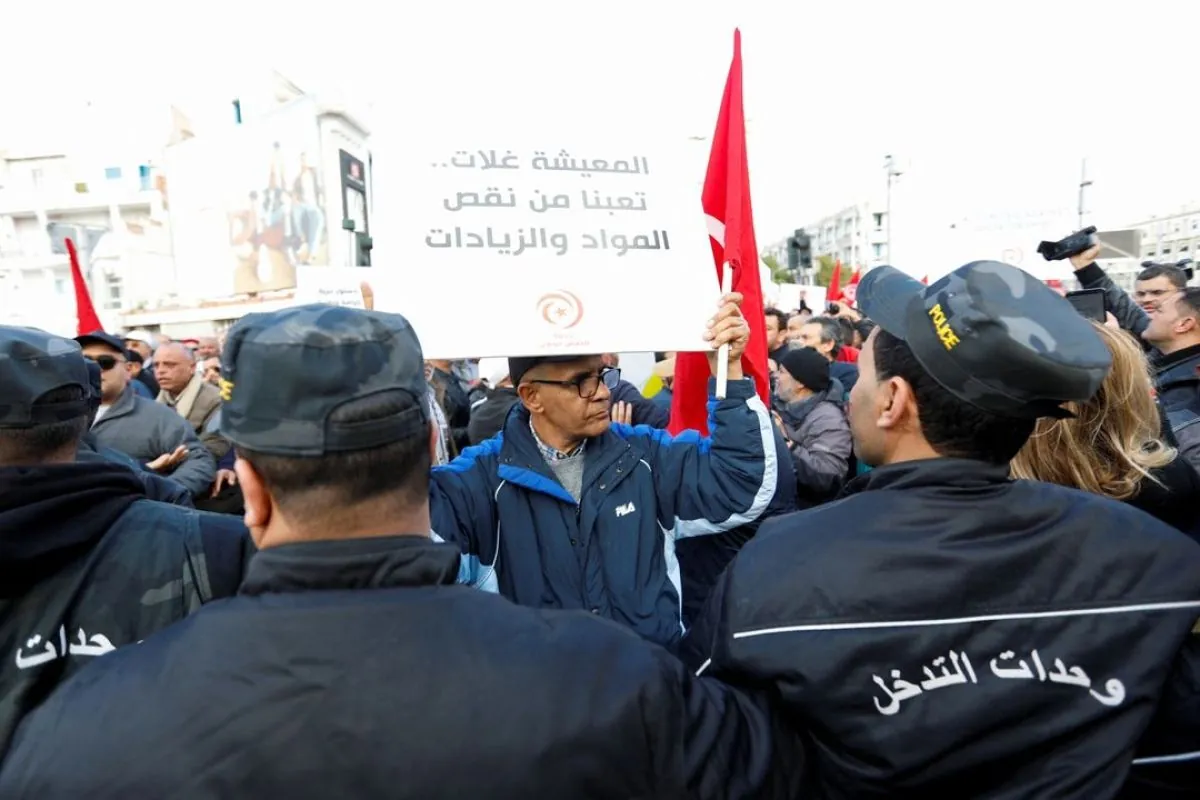 tunisie--manifestation-massive-contre-saied-a-la-veille-du-scrutin-presidentiel