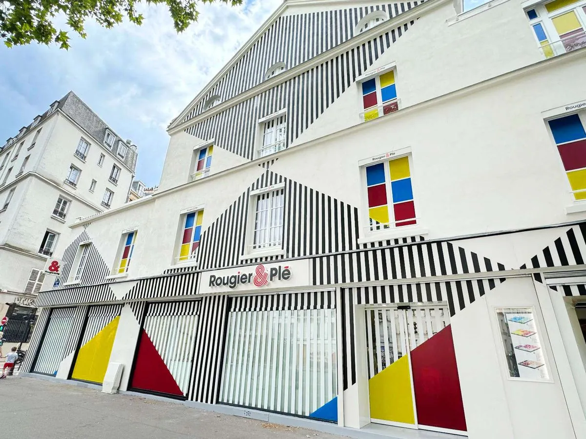 daniel-buren-transforme-la-facade-de-rougier-and-ple-a-paris