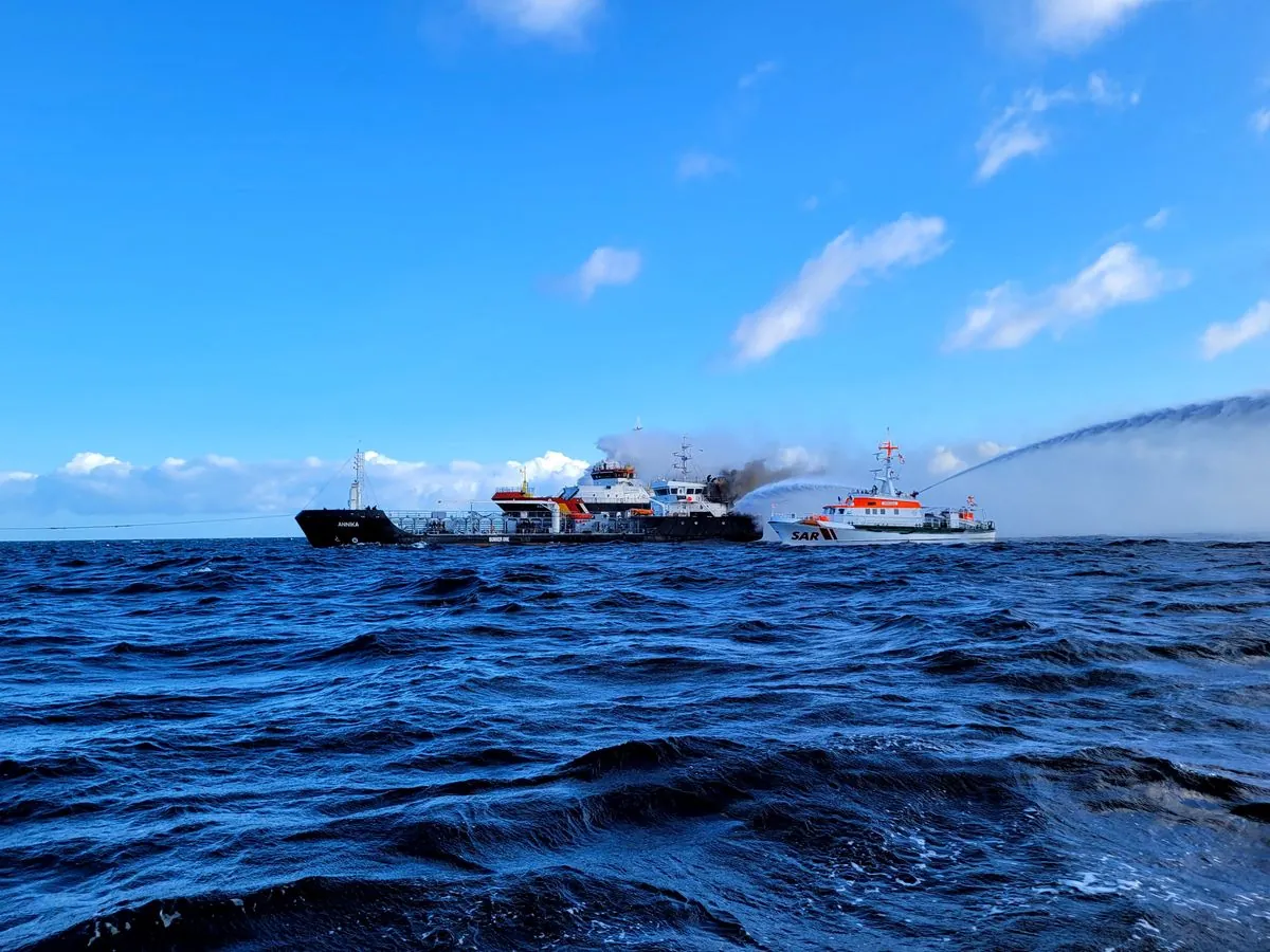 Incendie d'un pétrolier en mer Baltique : équipage secouru, lutte continue