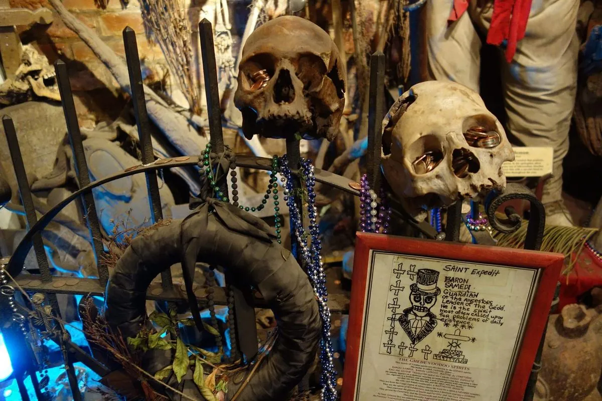 Un prêtre vaudou haïtien brise les mythes d'Halloween au musée parisien