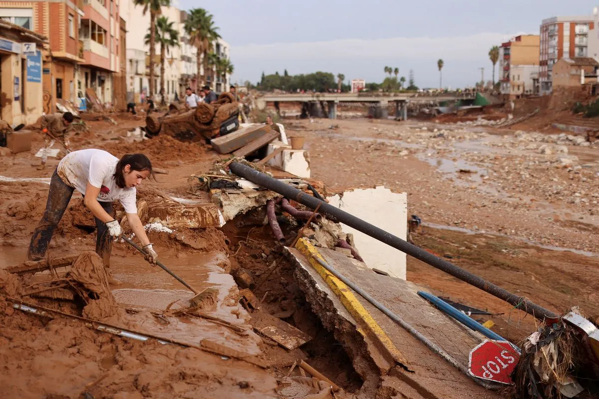 Les inondations en Espagne: plus de 200 morts et des villages isolés