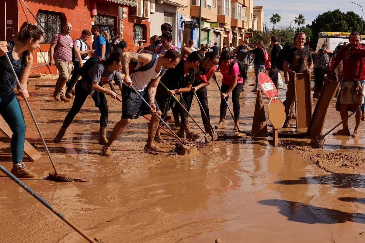 Une vague de solidarité sans précédent submerge Valence après les inondations mortelles