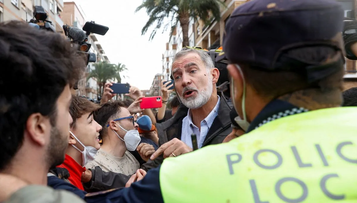 Le roi d'Espagne confronté à une foule furieuse lors d'une visite après les inondations