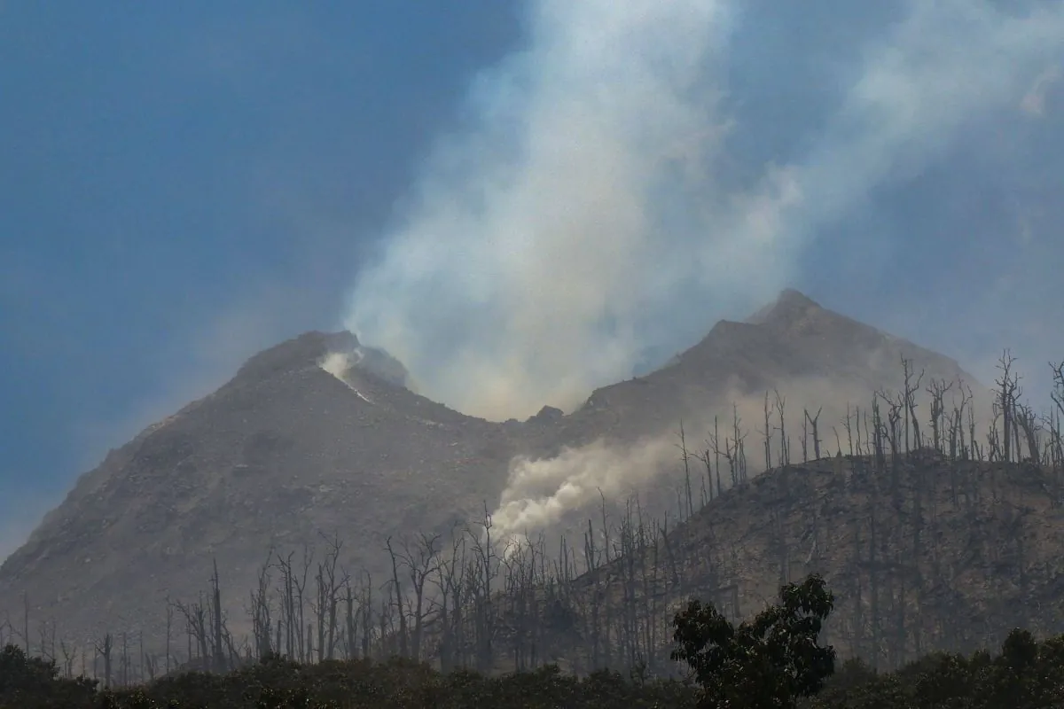 Le volcan indonésien fait 10 victimes dans une nuit de chaos