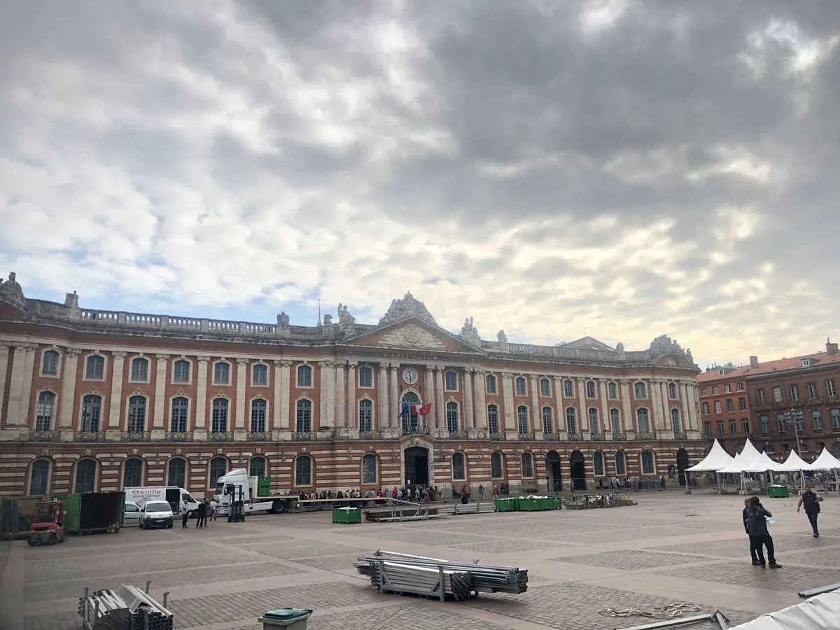 Les maires français montrent leur colère: une journée sans mairies près de Toulouse