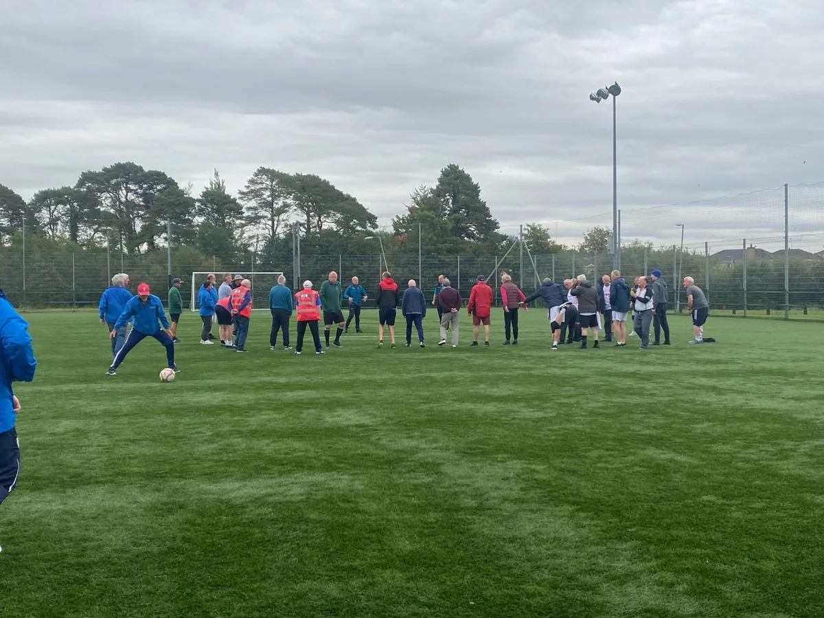 Le football en marchant: un nouveau sport qui séduit les seniors français