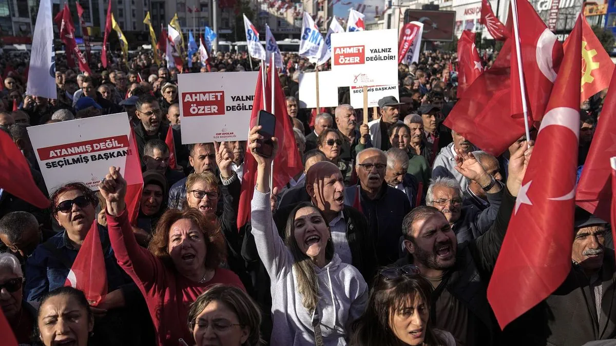 Un retraité d'Istanbul défend son maire destitué dans une protestation touchante