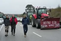 Les agriculteurs français intensifient leurs actions: le port de Bordeaux paralysé