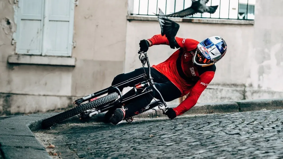 Ce cycliste-influenceur parisien change la façon dont on voit le vélo urbain