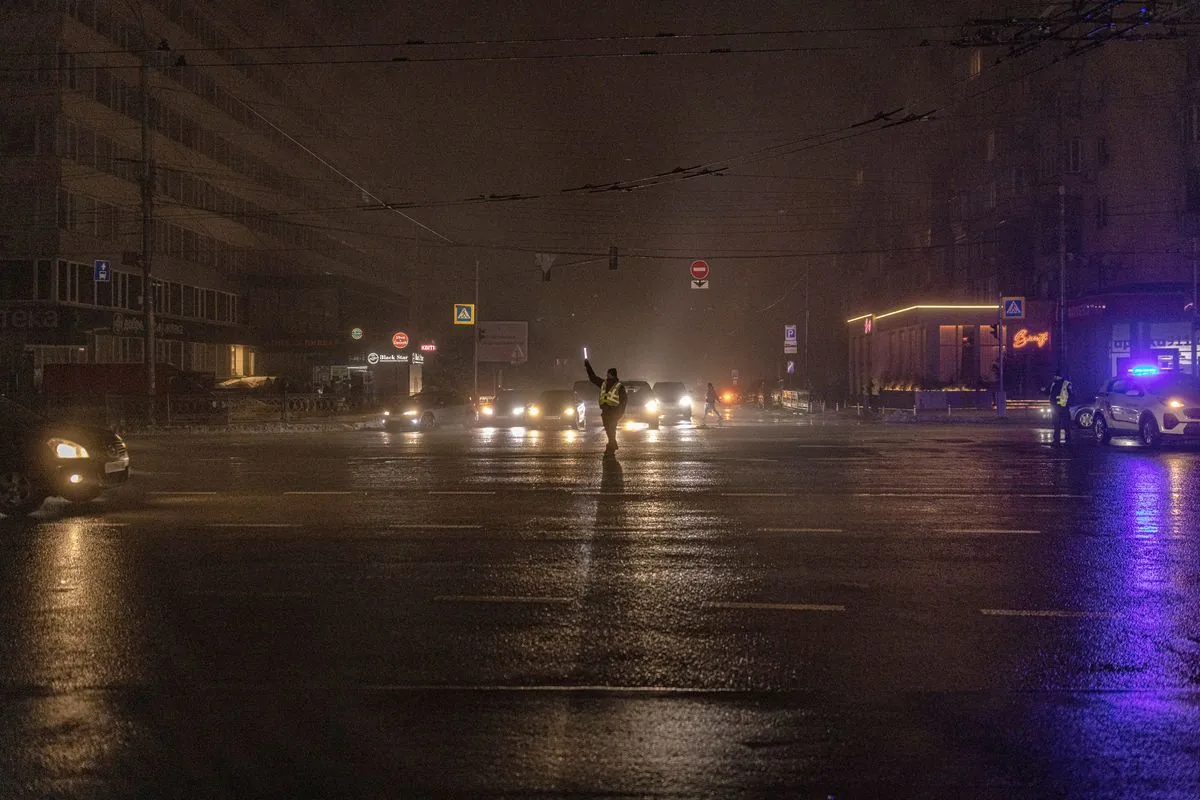 La vie nocturne à Kiev bouleversée par des attaques sur le réseau électrique