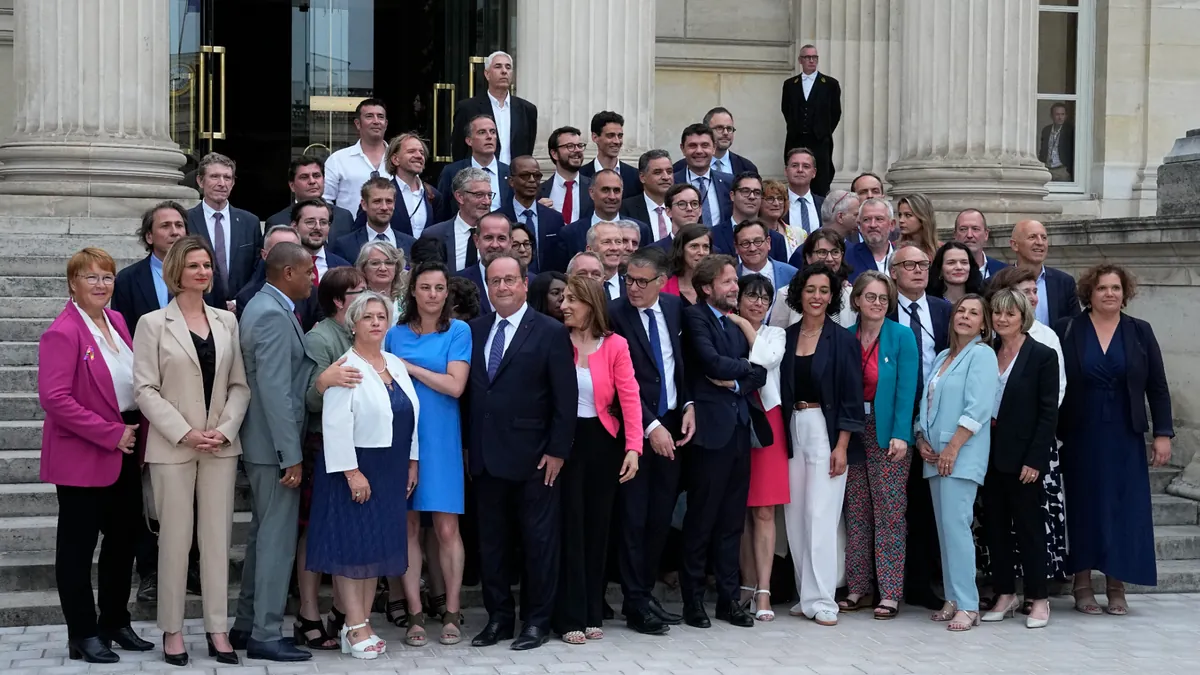 La gauche française cherche son unité: des appels contradictoires créent le chaos