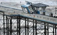 Une tempête frappe la France: des milliers de foyers dans le noir