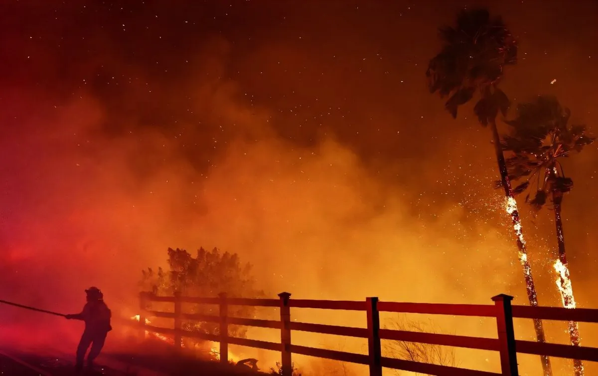 Un feu dévastateur force des milliers d'habitants à fuir Malibu en urgence