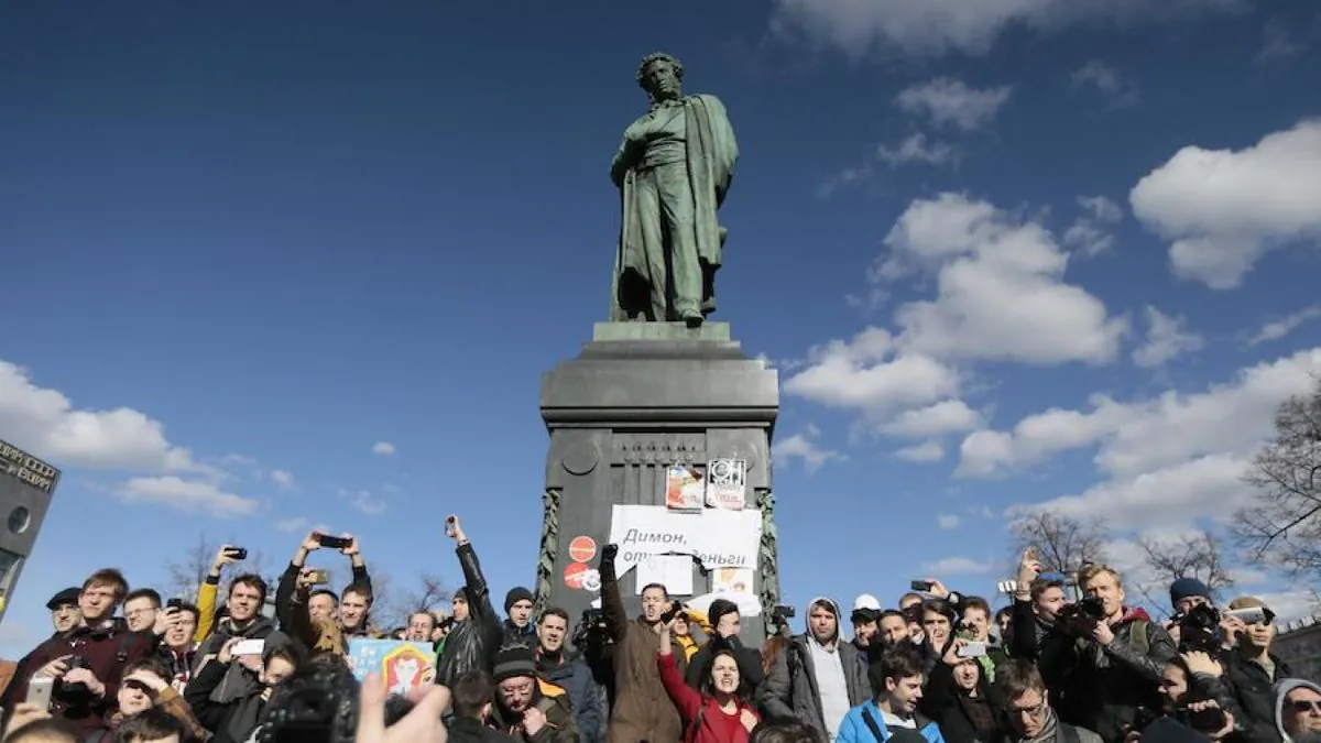 Un poète russe paie cher pour ses vers contre la guerre